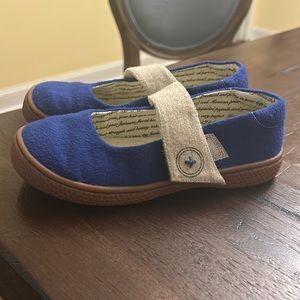 New Livie and Luca Blue Felt Mary Janes -New- size 2